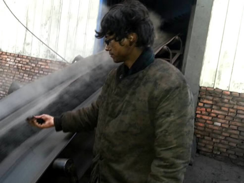 東鼎煤泥烘干機現場工人