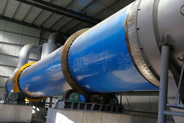 果汁廠、果脯加工廠常被橙子渣處理難題困擾：新鮮橙子渣含水量高達(dá)80%以上，堆積易霉變發(fā)臭，不僅污染環(huán)境，還浪費了優(yōu)質(zhì)資源。這款橙子渣專用烘干機，精準(zhǔn)破解行業(yè)痛點，成為果渣資源化利用的核心裝備。  設(shè)備